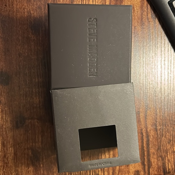 Ladies Steve Madden watch. NWT in box - Picture 5 of 5